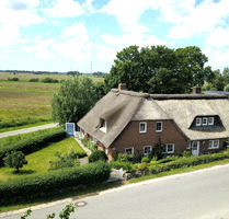 Reetdachhaus mit 3 Whg. in herrlicher Lage mit weitem Blick in die Marsch - Rantrum