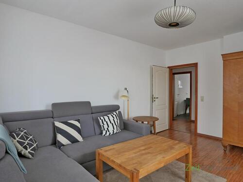 Blick zu Sofa und Tür - 2 Zimmer Etagenwohnung zur Miete in Dresden