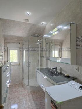 modernes Bad mit Dusche - 