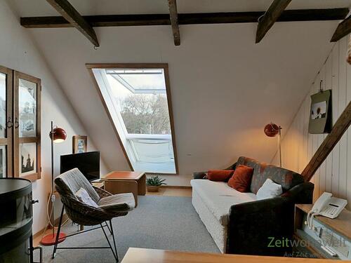 Wohnzimmer mit Couch - 2 Zimmer Etagenwohnung zur Miete in Dresden