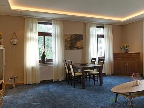Wohnzimmer, tentraler Esstisch - 3 Zimmer Etagenwohnung in Dresden