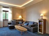 Wohnzimmer, gemütliches Sofa - 3 Zimmer Etagenwohnung zur Miete in Dresden