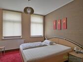 Doppelbett im Schlafzimmer - Etagenwohnung mit 90,00 m² in Dresden zur Miete