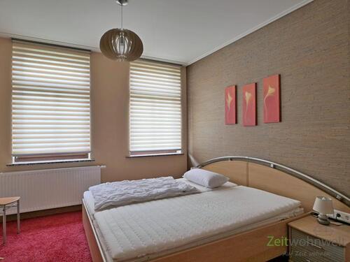 Doppelbett im Schlafzimmer - Etagenwohnung mit 90,00 m² in Dresden zur Miete