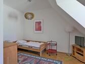 Blick zu Bett und TV - 1 Zimmer Etagenwohnung in Erfurt