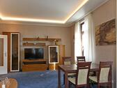 Wohnzimmer, Schrankwand und TV - Etagenwohnung mit 118,00 m² in Dresden zur Miete
