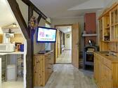 Wohnbereich mit TV und Kamin - 2 Zimmer Etagenwohnung in Lehesten