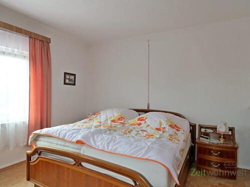 Doppelbett im Schlafzimmer - Etagenwohnung mit 88,00 m² in Jena zur Miete
