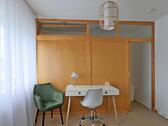 Schreibtisch und begehbarer Kleiderschrank - 