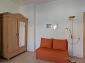 Kleiderschrank und kleines Sofa - 2 Zimmer Etagenwohnung zur Miete in Zwickau