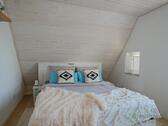 Doppelbett im Schlafzimmer - 