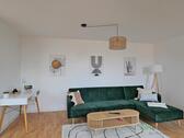 grünes XL-Sofa - 2 Zimmer Etagenwohnung zur Miete in Dresden