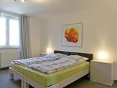 Doppelbett im Schlafzimmer - (EF0529_M) Dresden: RäcknitzZschertnitz, ruhiges wohnen im Grünen! möblierte 3-Zimmer-Wohnung mit Balkon und Garten