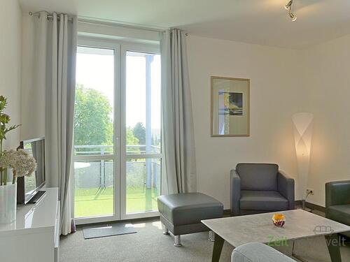 Wohnzimmer mit Balkon - 3 Zimmer Etagenwohnung in Dresden