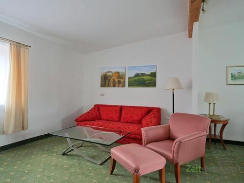 Sofa und Sessel hinter der Trennwand - 2 Zimmer Etagenwohnung zur Miete in Dresden