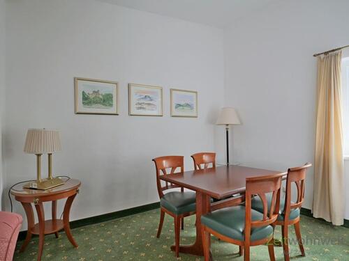 Esstisch mit Stühlen - 2 Zimmer Etagenwohnung in Dresden