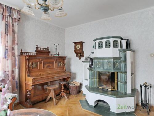 Klavier und Kamin im Wohnzimmer - 2 Zimmer Etagenwohnung in Jena