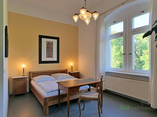 Doppelbett und Schreibtisch - (EF0603_M) Dresden: Kleinzschachwitz, möbliertes Apartment mit großem Balkon in der Therese-Malten-Villa an der Elbe.