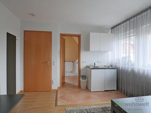 Blick zu Eingang und Küche - Etagenwohnung mit 30,50 m² in Kassel zur Miete