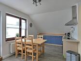 Esstisch und Einbauküche - (EF0883_M) Erfurt: Möbisburg-Rhoda, Neu möblierte 3-Zimmer-Wohnung mit Dachbalkon, WLAN, Waschmaschine