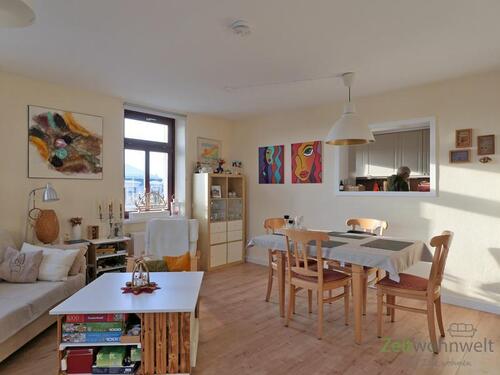 Esstisch und Durchreiche zur Küche - Etagenwohnung mit 65,00 m² in Dresden zur Miete