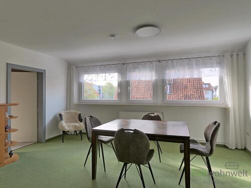 großer Esstisch im Wohnzimmer - 2 Zimmer Etagenwohnung in Göttingen