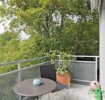 (EF0945_M) Weimar: Südstadt, sehr schönes Apartment mit Parkett, zwei Balkons und Service in ruhiger, grüner Wohnlage