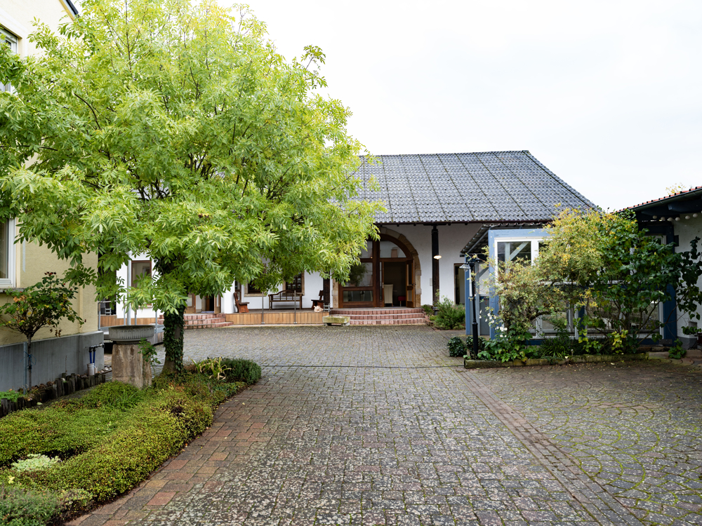 Ehemaliges Weingut mit Haus & Gaststätte & Nebengebäude in der Ortsmitte von Bingen-Sponsheim