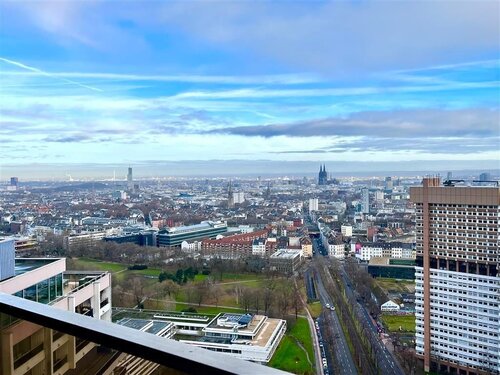 Balkonaussicht - Über den Wolken mit Panoramablick auf den Dom: Exklusives Apartment in KölnSülz