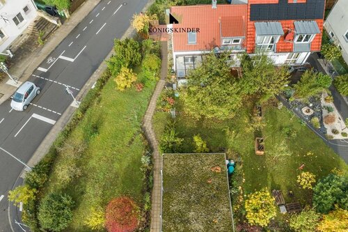 Drohnenbild - Gemütliche Doppelhaushälfte mit Potential auf großem Grundstück in TOP-Lage!