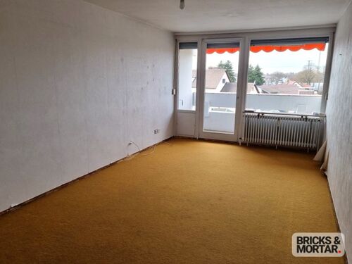 Wohnzimmer mit Balkon - 3 Zimmer Etagenwohnung zum Kaufen in Augsburg