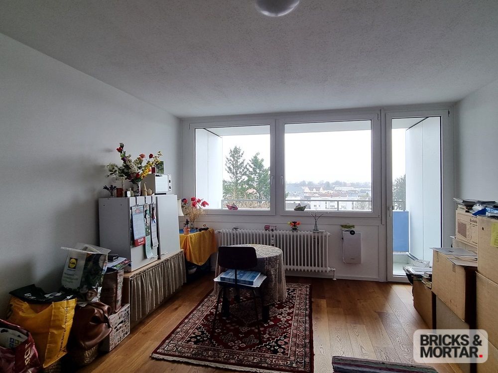 Renoviertes und modernes Apartment nebst schöner Loggia mit Weitblick in Augsburg-Bärenkeller.