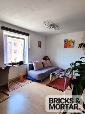 Wohnzimmer - 2 Zimmer Etagenwohnung zum Kaufen in Augsburg