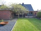 Rückansicht aufs Haus - RENDITE - Aufwändig saniertes und renoviertes Einfamilienhaus in Sackgassenlage 25541Brunsbüttel.