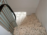 Ansicht Treppenaufgang im Flur - 9 Zimmer Mehrfamilienhaus, Wohnhaus in Marne