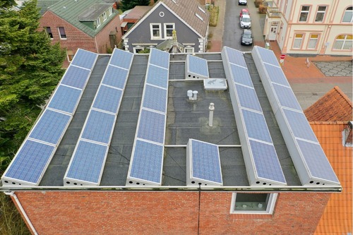 Ansicht Dach Photovoltaikanlage - Ein historisches und gut gepflegtes Wohn- und Geschäftshaus in 25709 Marne steht zum Verkauf.