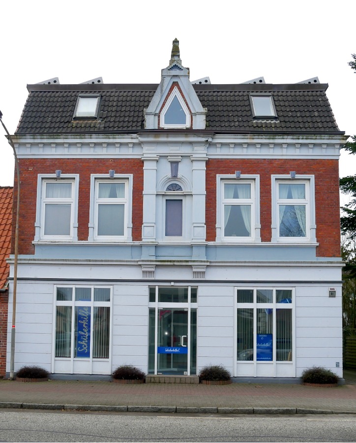 Ein historisches und gepflegtes Wohn- und Geschäftshaus in Marne, 25709, steht zum Verkauf.
