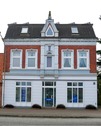 Straßenansicht auf das Haus - Ein historisches und gepflegtes Wohn- und Geschäftshaus in Marne, 25709, steht zum Verkauf.