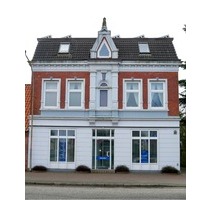 Ein historisches und gepflegtes Wohn- und Geschäftshaus in Marne, 25709, steht zum Verkauf.
