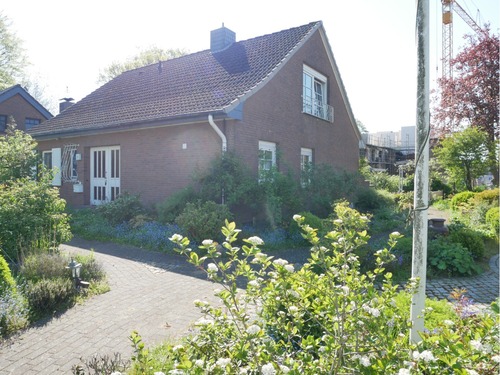 Front-/Seitenansicht aufs Haus - 5 Zimmer Einfamilienhaus in Nortorf