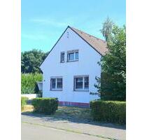 Wunderschönes, großes Grundstück mit freistehendem Einfamilienhaus und Garage (Revitalisierungsbedarf) in Köln-Fühlingen Traumlage mit hohem Erholungswert!