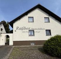 Sehr gepflegtes 2-Familienhaus mit Einliegerwohnung und 2 Doppelgaragen in begehrter Wohnlage in Roth OT