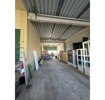 Lagerhalle mit überdachter Ladezone und großem Außenbereich. - Lübbecke
