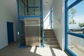 Treppenhaus mit Aufzug - 