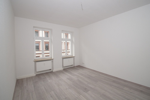 Wohnzimmer - Erstbezug nach Sanierung ! - 474,60 EUR Kaltmiete, ca.  90,40 m² Wohnfläche