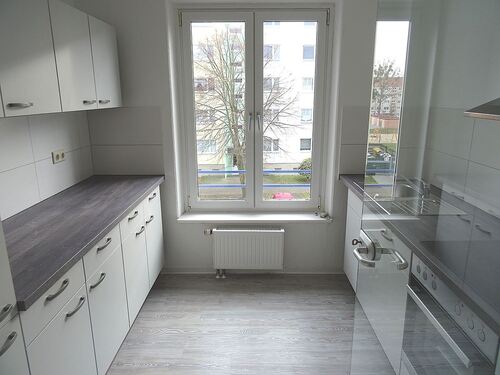 Wohnen mit Einbauküche - Frisch renoviert mit neuem Bad, Einbauküche und Balkon