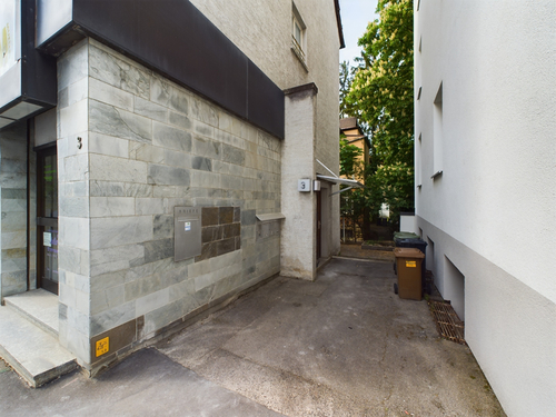 Haus Eingang - 5 Zimmer Etagenwohnung in Stuttgart / Obertürkheim
