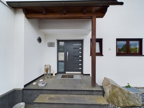 Hauseingang - 6 Zimmer Doppelhaushälfte in Neuhausen auf den Fildern