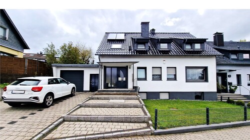 Vorderansicht - Großzügige Doppelhaushälfte mit 6,5 Raum-Konzept in sehr beliebter Lage von Heiligenhaus