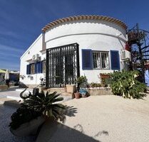 Attraktive und große Villa, die über vier Schlafzimmer und zwei Badezimmer verfügt - La Florida Valencia